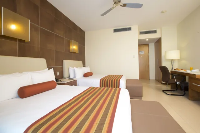 Krazy King or double bed Non Refundable, Krystal Urban Cancun 2/10