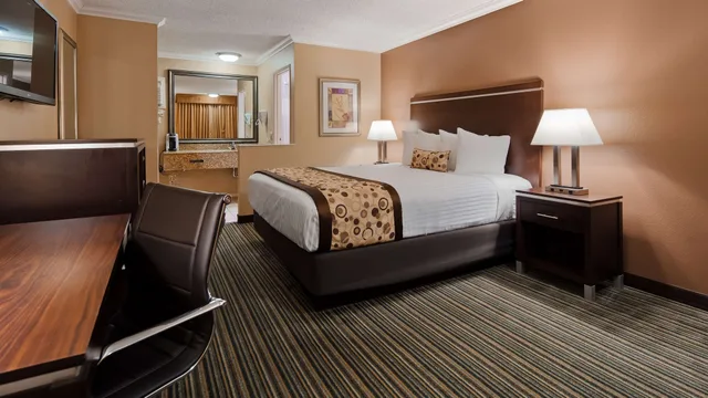 غرفة قياسية بسرير كينج، Best Western Courtesy Inn - Anaheim Park Hotel 5/10
