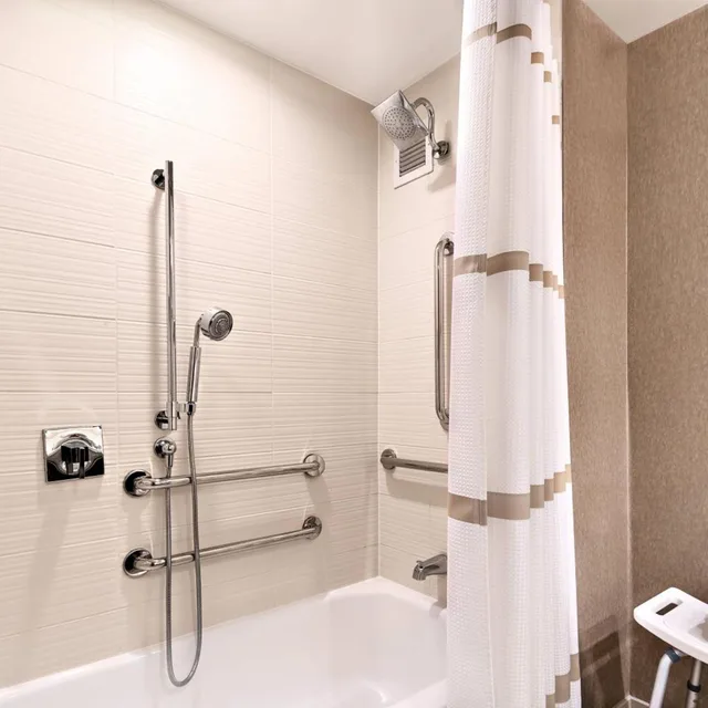 غرفة بسرير كينج مع أريكة بحوض استحمام لذوي الإعاقة، Cleveland Marriott East 7/7