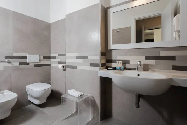 غرفة قياسية رباعية بسرير مزدوج وسريرين منفصلين، Belvedere Torre Dell Orso Hotel 4/4