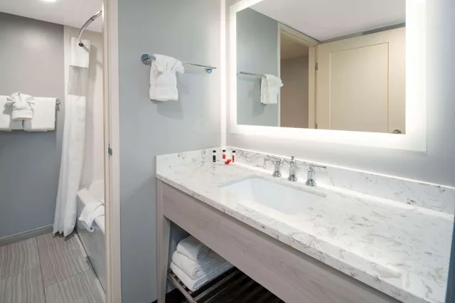 غرفة بسريرين كوين لذوي الإعاقة، Ramada by Wyndham Burbank Airport 3/4