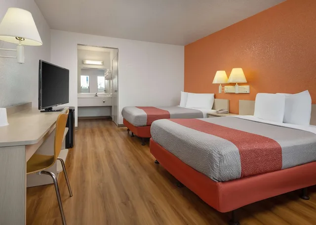 غرفة قياسية بسريرين مزدوجين، Motel6 Buena Park, CA - Knotts Berry Farm - Disneyland 2/10