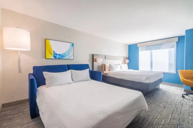 جناح لذوي الإعاقة، Holiday Inn Express Hotel Suites Kansas City Airport 2/9