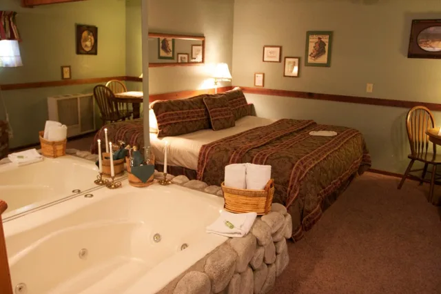 غرفة قياسية بسرير كينج بحوض جاكوزي، Sleepy Forest Cottages 6/6