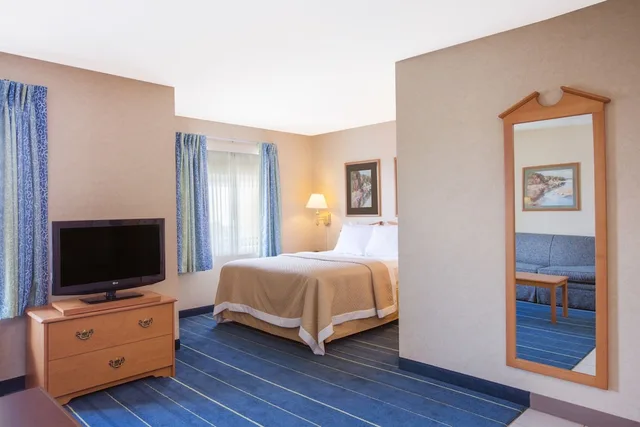 Efficiency, Standard, Queen Bed، Days Inn & Suites By Wyndham Bridgeport - Clarksburg 1/2
