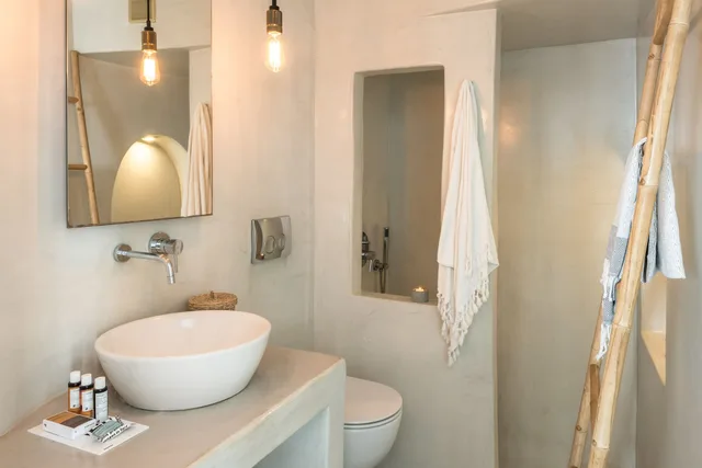 جناح شهر العسل بسرير كوين بحوض جاكوزي، COCOON SUITES 4/4