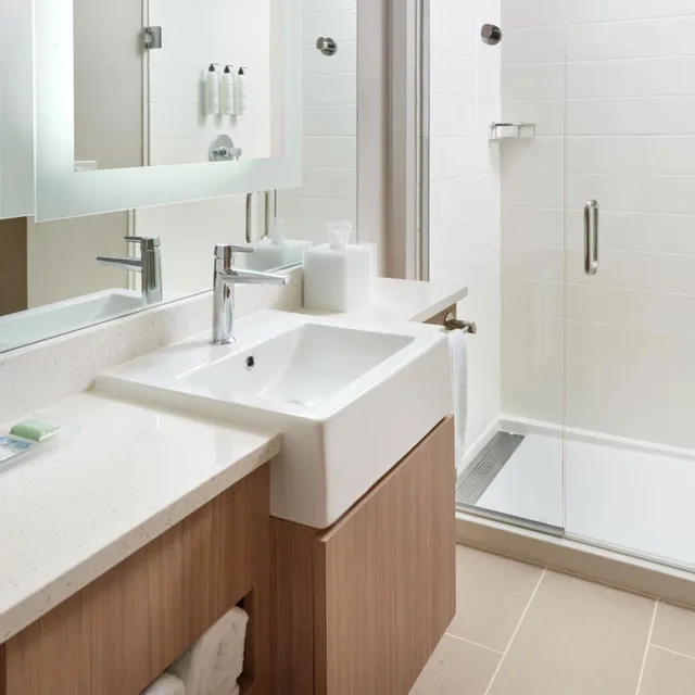 جناح بسرير كينج مع سرير سحّاب إضافي مع أريكة لذوي الإعاقة، SpringHill Suites by Marriott Arlington TN 1/5