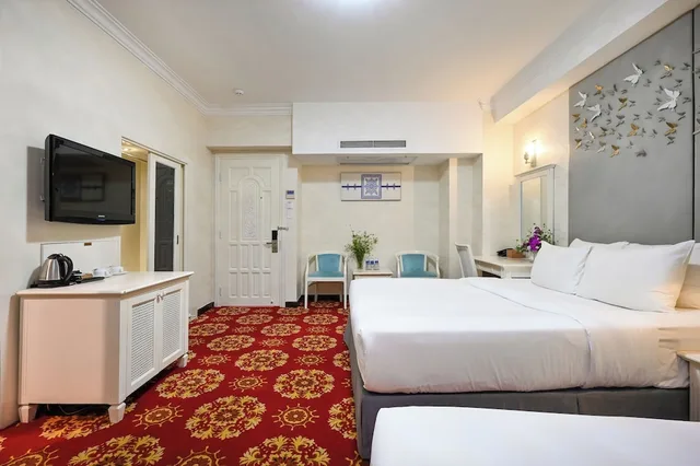 Deluxe, Triple, 1 Queen and 1 Single Bed, No Window، California Saigon Hotel & Rooftop Pool 2/7
