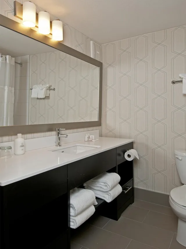 2 Bedrooms, Coast, Premium, Suite, 3 Beds، Coast Kamloops Hotel And Conference Centre 3/3