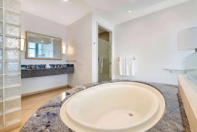 جناح بريميير بسرير كينج بإطلالة على البحر بشرفة بغرفة نوم واحدة، Hilton Vacation Club Daytona Beach Regency 4/4