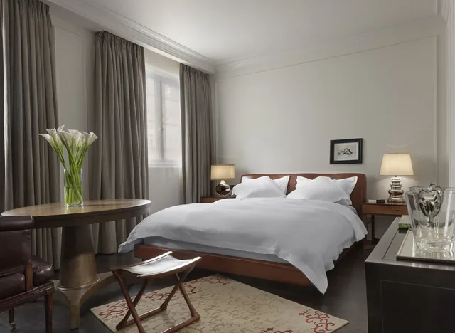 Signature, Suite, King Bed, Rosewood London 1/2