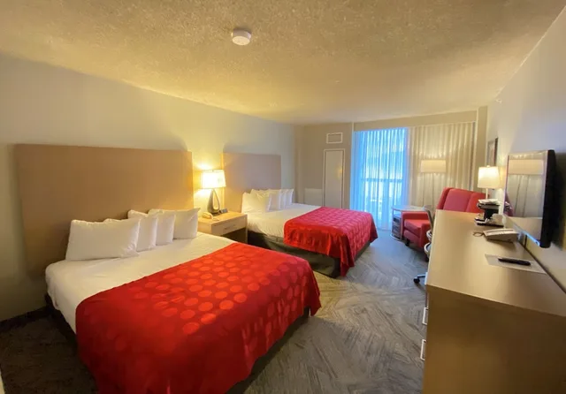 غرفة بسريرين كوين بإطلالة على البحيرة في المبنى الرئيسي، Penticton Lakeside Resort 1/3