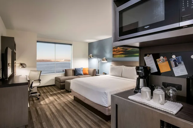 جناح بسرير كينج بإطلالة على النهر بغرفة نوم واحدة مع أريكة بمطبخ، Hyatt House East Moline/Quad Cities 4/7