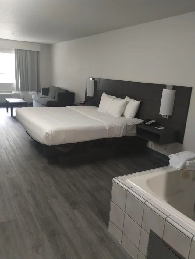 غرفة قياسية بسرير كينج مع أريكة بحوض جاكوزي، Quality Inn & Suites Wilsonville OR 2/10