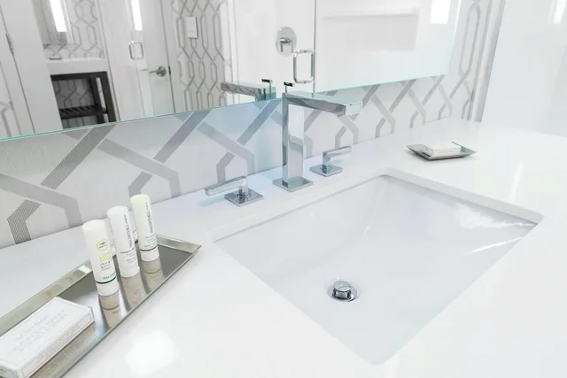 غرفة بسرير كينج مع أريكة لذوي الإعاقة، Courtyard Edgewater Nyc Area 10/10