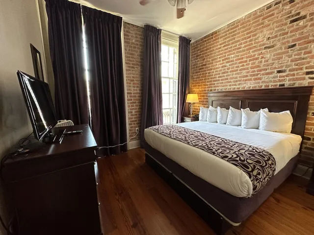 جناح بسرير كينج مع أريكة، Inn On St. Peter 3/4