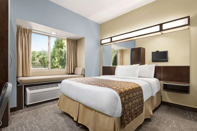 جناح بسرير كوين لذوي الإعاقة، Microtel Inn & Suites by Wyndham Woodstock/Atlanta North 2/3