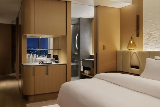 Club, King Bed, City View, Club Lounge Access, The Westin Yokohama 2/4