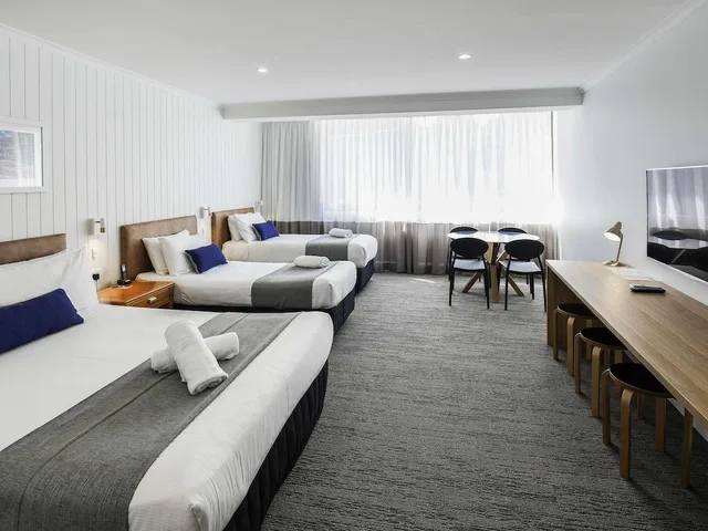 غرفة قياسية بسرير كوين وسريرين منفصلين، MERCURE CHARLESTOWN 2/5