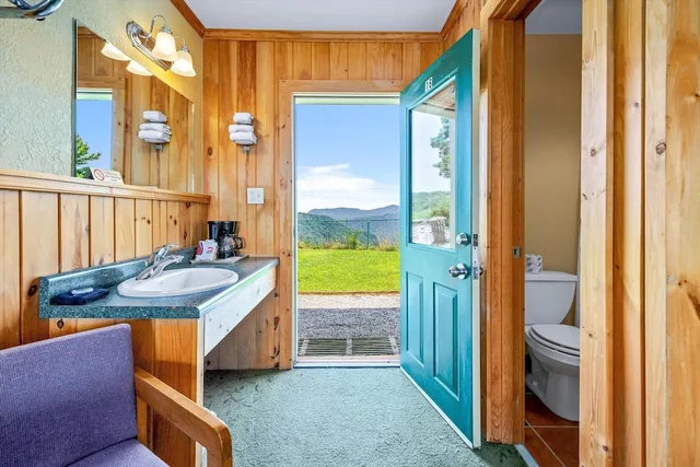 Deluxe, King Bed, Early Blue Motel 5/7