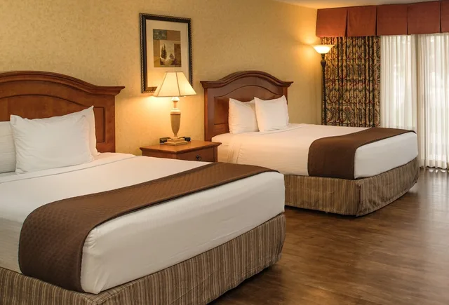 غرفة بريميوم بسريرين كوين بإطلالة على المسبح، Red Lion Hotel Pasco Airport & Conference Center 2/4