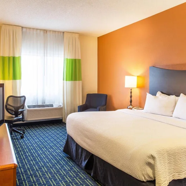 Room, King Bed, Bathtub, Accessible, Fairfield Inn and Suites Billings 1/10