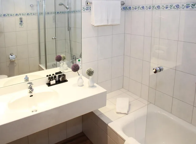 Superior, Double or Twin Bed, Van Der Valk Hotel Hamburg-Wittenburg 4/5