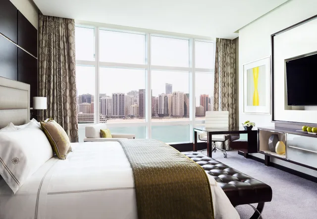 غرفة ديلوكس بسريرين منفصلين بإطلالة على المدينة، Rosewood Abu Dhabi 4/6