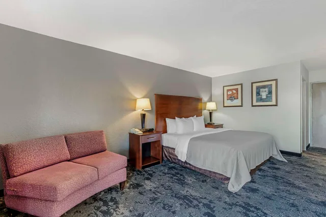 غرفة بسرير كينج، Quality Inn Downtown Stuart 2/3