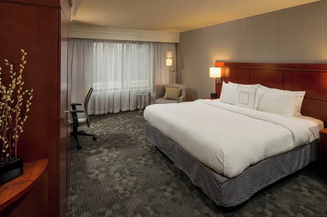 غرفة تنفيذية بسرير كينج مع أريكة لذوي الإعاقة، Courtyard Lafayette 2/4