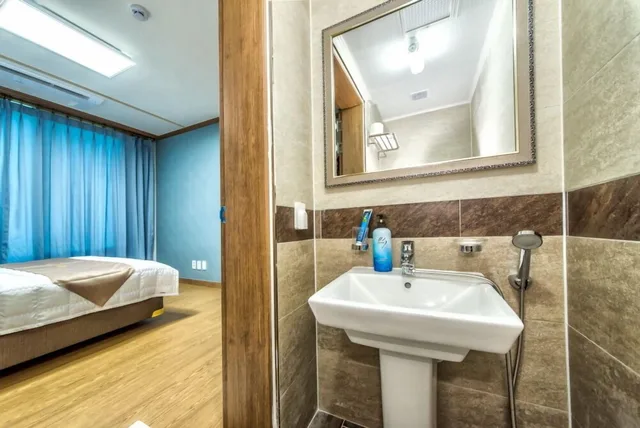 Room, Double Bed, 20 Pyeong، Sea & Wave Pension 5/10
