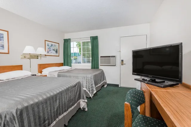 غرفة بسريرين مزدوجين، Travelodge by Wyndham Grants Pass 2/3
