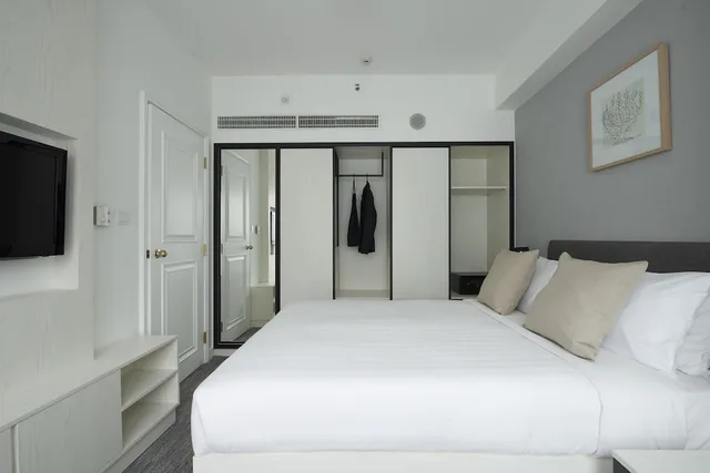 جناح عائلي بسرير مزدوج بإطلالة على البحر مع أريكة، Grand Bay View Hotel 1/2