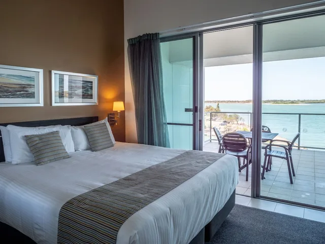 جناح تنفيذي بسرير كينج بغرفة نوم واحدة، Ramada Hotel and Suites by Wyndham Ballina Byron 1/2