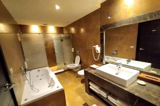 جناح جونيور بسرير كوين بإطلالة على البحر، Jaz Crystal, Almaza Bay 4/4