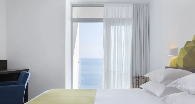 جناح بسريرين منفصلين بشرفة مع أريكة، Bluesun Hotel Alga 3/7