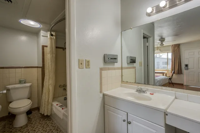غرفة بسرير كينج، Hotel Heber Springs Lakeside 1/1