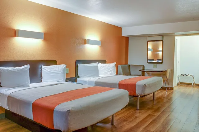 غرفة بسريرين كوين لغير المدخنين، Motel6 Bishop, CA 1/9