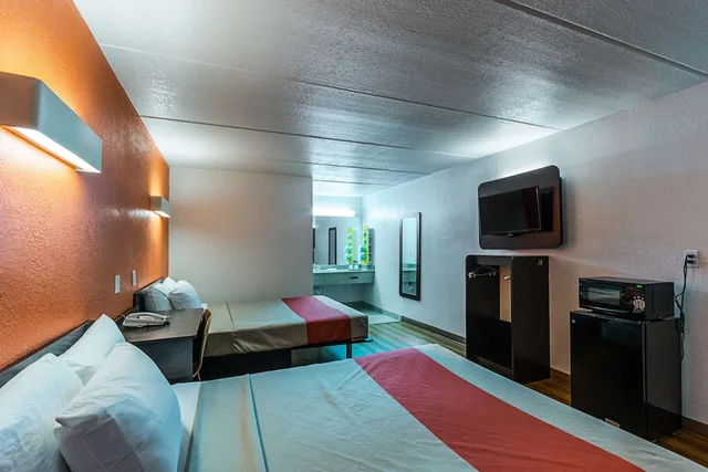 غرفة قياسية بسريرين كوين، Motel6 Cleveland, TX 2/10