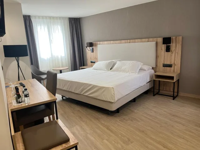 غرفة سوبيريور بسرير كينج وسرير كوين، Hotel ELE Acueducto 4/10