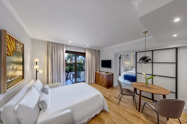 جناح عائلي ركني بسرير كينج مع أريكة، St Regis Mardavall Mallorca Resort 2/10