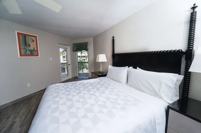 1 Bedroom, Suite, King Bed, Island View, Sofa، The Grand Caymanian Resort 1/8