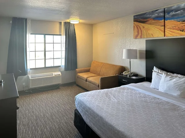 غرفة بسرير كينج بإطلالة على المسبح، Clarion Pointe Winslow I-40 3/4