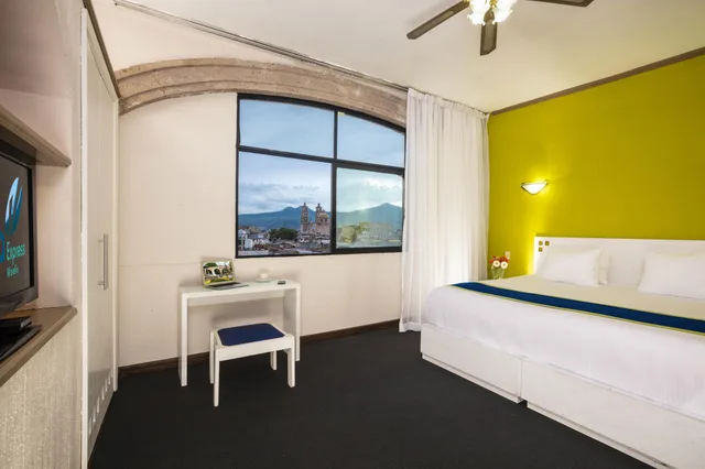 غرفة قياسية بسرير مزدوج، Vista Express Morelia Hotel 1/3