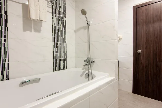 جناح بسرير كينج بإطلالة على البحر، Golden Jomtien Beach Hotel 7/10