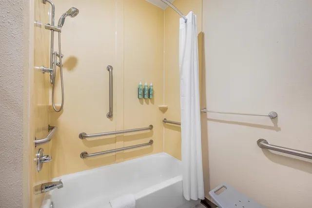 غرفة قياسية بسرير كوين لذوي الإعاقة، Best Western Forsyth - Decatur 7/7