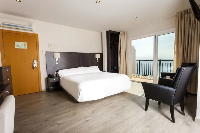 غرفة سوبيريور بسرير كوين بإطلالة على البحر بشرفة، Hotel Horitzo 3/5