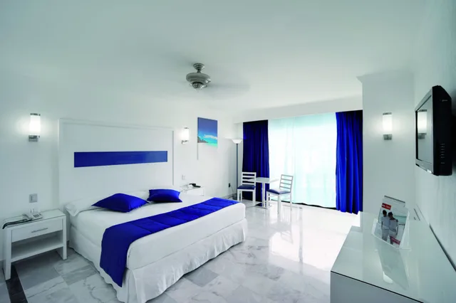 غرفة بسريرين مزدوجين بإطلالة على البحر، RIU Caribe All Inclusive 3/7