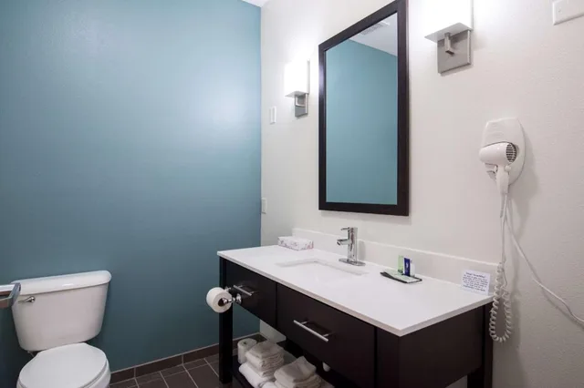 جناح بسريرين كوين، Sleep Inn & Suites Washington near Peoria 2/2