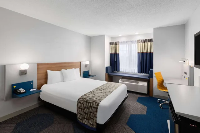 غرفة بسرير كوين، Microtel Inn & Suites by Wyndham Bowling Green 1/2